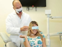 デカ尻, ブロンド, イく瞬間, 医者, ダブル開発, 手コキする, 3p男男女, 三人