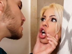 デカ尻, デカパイ, ブロンド, フェラチオ, 手コキする, 異人種間, 淫乱熟女, 剃毛