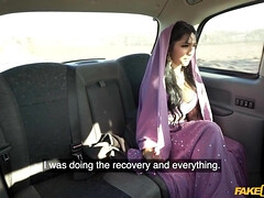 Lieveling, Pijpbeurt, Bruinharig, Rondborstig, Interraciaal, Moeder die ik wil neuken, Tatoeage, Nat