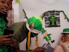 茶髪の, 大学生, 女 人男 人, パーティ, ピアス, オマンコ, 剃毛, 三人