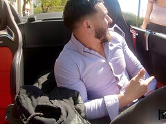 18, フェラチオ, 茶髪の, 車, 衣服着たままセックス, 手コキする, アウトドア, ティーン