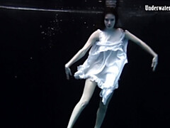 18 jahre, Bikini, Nackt, Pool, Erotischer film, Jungendliche (18+), Titten, Unter wasser