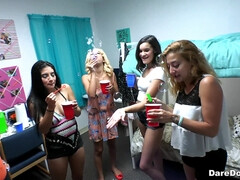 Blasen, Braunhaarige, Hochschule, Latina, Lecken, Natürlichen titten, Party, Titten