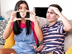 18 ans, Gros cul, Grosse bite, Gros seins, Sucer une bite, Brunette brune, Maigrichonne, Adolescente