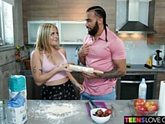 18 ans, Gros cul, Grosse bite, En levrette, Cuisine, Seins naturels, Adolescente, Nénés