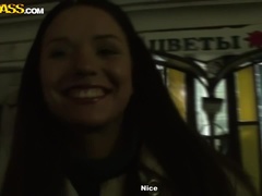 In den arsch, Braunhaarige, Absätze, Geld, Strumpfhose, Öffentlich, Sich ausziehen, Flotter dreier