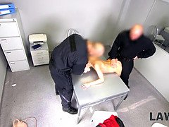 フェラチオ, 手コキする, 3p男男女, ポリス, ラフ, ティーン, 三人, オッパイの