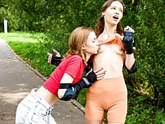 18 jahre, Arsch, Lesbisch, Lecken, Masturbation, Muschi, Dürr, Entkleiden