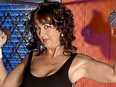 Enthousiasteling, Grote kont, Grote mammen, Bruinharig, Vingeren, Masturbatie, Alleen, Strippen