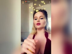 Une pute blanche montre comment bien sucer