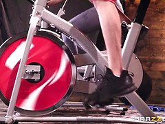 Gros cul, Gros seins, Brunette brune, Tromperie, Femme couguar, Lesbienne, Mère que j'aimerais baiser, Nénés