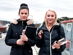 Anal, Cul, Blonde, Sucer une bite, 2 femmes 1 homme, Branlette thaïlandaise, Jarretelles, Adolescente