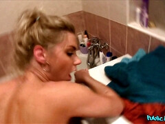 Badkamer, Blond, Pijpbeurt, Auto, Buiten, Gezichtspunt, Douche, Nat