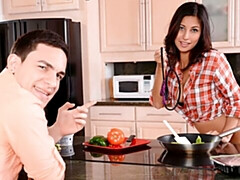 Gros cul, Grosse bite, Sucer une bite, Brunette brune, En levrette, Seins naturels, Rasée, Adolescente