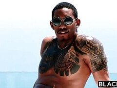 Grote lul, Pijpbeurt, Diep in de keel, Hondjeshouding, Sperma in gezicht, Interraciaal, Buiten, Rijden