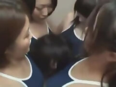 Asiatique, Gros seins, Homme nu et filles habillées, Femme dominatrice, Fétiche, Groupe, Branlette thaïlandaise, Adolescente