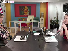 Arschlecken, Pummelig, Dildo, Lesbisch, Milf, Büro, Tätowierung, Flotter dreier