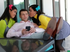 Brunette brune, En levrette, 2 femmes 1 homme, Branlette thaïlandaise, Embrassement, Fille latino, Adolescente, Nénés