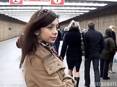 Salle de bains, Sucer une bite, Brunette brune, Branlette thaïlandaise, Léchez, Public, Adolescente, Train
