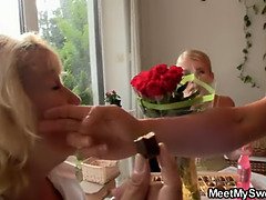 Frau frau mann, Oma, Reif, Mutti, Realität, Schreiend, Flotter dreier, Spielzeuge