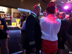 Sucer une bite, Habillées, Dansant, Branlette thaïlandaise, Fête, Satin, Echangistes, Mouillée