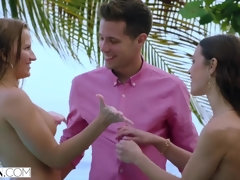 Минет, Брюнетки, Сперма на лице, Две девушки, На публике, Реалити, Втроем, Сиськи