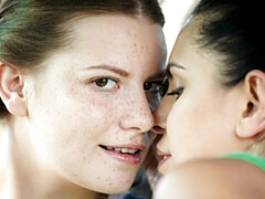 Grosse titten, Fingern, Lesbisch, Lingerie, Masturbation, Im freien, Muschi, Entkleiden