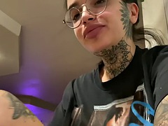 Enthousiasteling, Lieveling, Grote mammen, Hardcore, Lesbisch, Likken, Pornster, Tatoeage