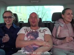 Blasen, Braunhaarige, Auto, Hochschule, Spermaladung, Handjob, Hardcore, Flotter dreier