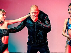 Pijpbeurt, 1 man 2 vrouwen, Handbeurt, Interraciaal, Latijnse vrouw, Tatoeage, Tiener, Trio