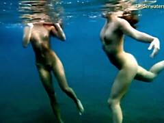 Fetisch, Hd, Lesbisch, Nudist, Zierlich, Pool, Rotschopf, Titten