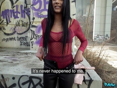 Sucer une bite, Brunette brune, Tir de sperme, Tchèque, De plein air, Piercing, Pov, Public