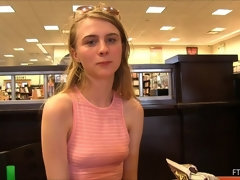 Anal, Penetracion con dedos, Masturbación, Orgasmo, Público, Solo, Juguetes, Bajo la falda