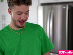 Grote lul, Lul, Hondjeshouding, Gezin, Zusters, Taboe, Tiener, Tieten likken