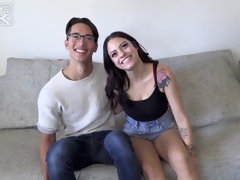 茶髪の, 手コキする, キス, なめる, オマンコ, ストリッピング, タトゥー, ティーン