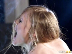 Gros seins, Blonde, Réalité