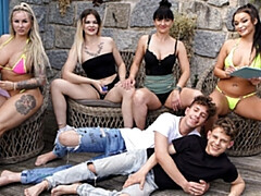 Anal, Bisexuelle, Sucer une bite, En levrette, Hd, Mature, Fête, Public