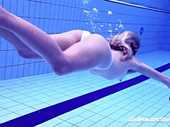 ブロンド, Hd, ヌーディスト, プール, 公共, ソフトコア, ティーン, 水中