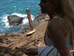 ビキニ, ブロンド, 眼鏡, ヒール, 淫乱熟女, 小柄, 剃毛, オッパイの