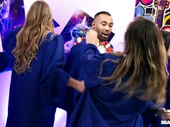 Enthousiasteling, Grote lul, Grote mammen, Diep in de keel, Sperma in gezicht, Interraciaal, Latijnse vrouw, Student