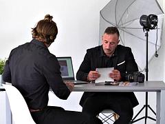 Tussi, Blasen, Pummelig, Spermaladung, Handjob, Tätowierung, Flotter dreier, Titten