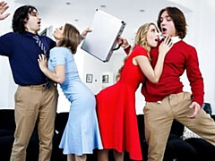 18 años, Verga grande, Tetas grandes, Mamada, Estilo perrito, Orgía, Flaco, Adolescente