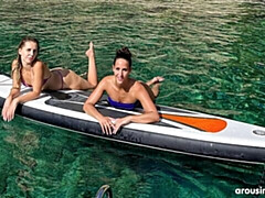 18 ans, Gros cul, Embrassement, Lingerie, Seins naturels, Dénudage, Adolescente, Nénés