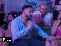デカパイ, ダンス, 手コキする, 巨大, 淫乱熟女, パーティ, 赤毛, オッパイの