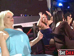 18 jahre, Leie, Blasen, Cfnm, Verein, Geile alte tussi, Milf, Party