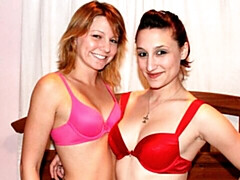 18 jaar, Grote mammen, Vingeren, Likken, Ondergoed, Masturbatie, Geschoren, Tieten likken