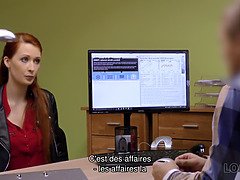 Rousse a des relations sexuelles spontanées au bureau avec un agent de crédit