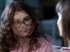 Gros seins, Blonde, Brunette brune, Doigter, Lesbienne, Chatte, Rasée, Nénés