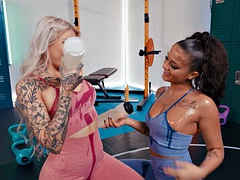 ダブル開発, 指いじり, フィストファック, ジム, なめる, 乳首, ピアス, タトゥー