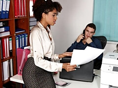 Grosser arsch, Grosser schwanz, Blasen, Hundestellung, Schwarz, Büro, Jungendliche (18+), Titten